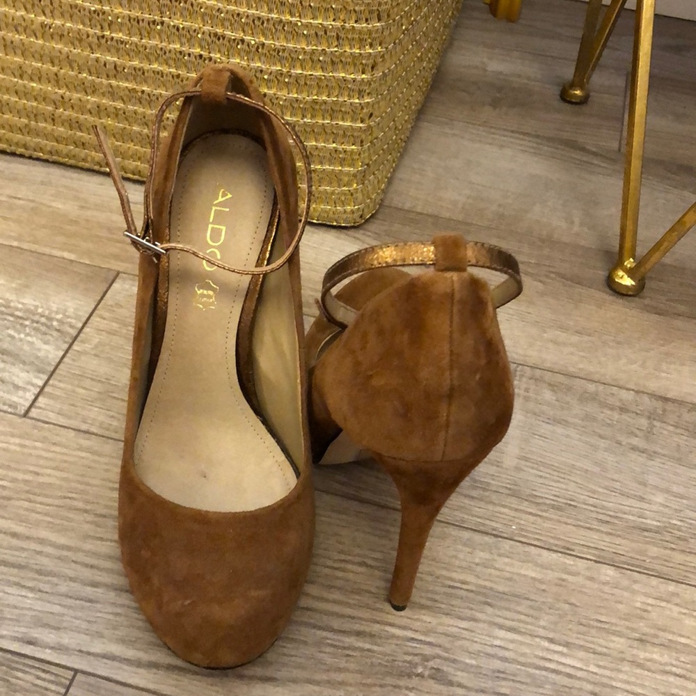 Round toed pumps